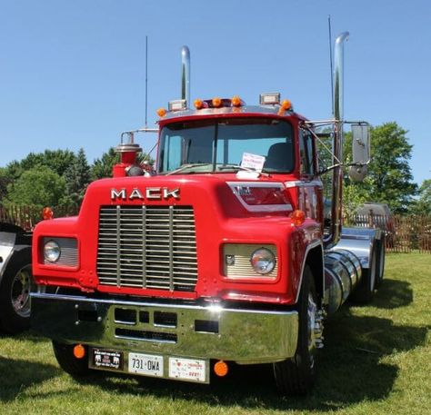 Old Red R Model Mack Truck 1976 Chevy Truck, Mack Trucks Superliner, Mack Dump Truck, Old Mack Trucks, Rubbish Truck, Truck Pictures, Happy Couples, Mack Trucks, Peterbilt Trucks