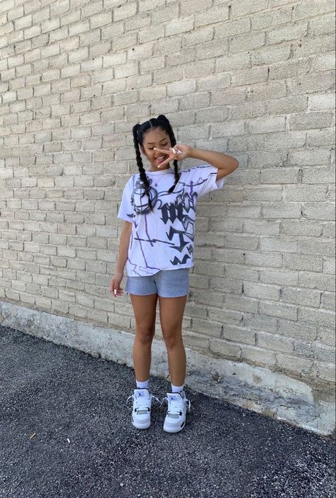 T Shirt Outfit With Shorts, Y2k Outfits Jordans, Streetwear Fashion Women 2000s, Y2k Jordan 4 Outfit, Girls Jordan 4 Outfit, Outfits To Go With Jordans, Cute Summer Streetwear Outfits, Cute Outfits With Jordans Summer, Cute Jordan 4 Outfits