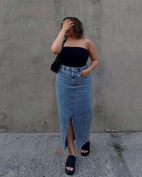 How to style a denim skirt for summer Midsize Long Denim Skirt, Spring Outfits Dinner Casual, Skirt Demin Outfit, Mid Sized Spring Fashion, Long Denim Skirt Outfit Curvy, Denim Maxi Skirt Midsize, Mid Size Elegant Outfits, Long Skirt Casual Outfit Summer, Paris Summer Fashion Plus Size