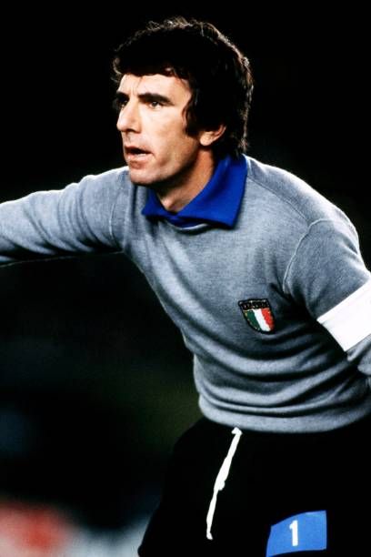 Dino Zoff Italy goalkeeper Dino Zoff, Soccer Legends, Coin Toss, Franz Beckenbauer, Football Stars, Football Legends, Best Football Players, International Football, Semi Final