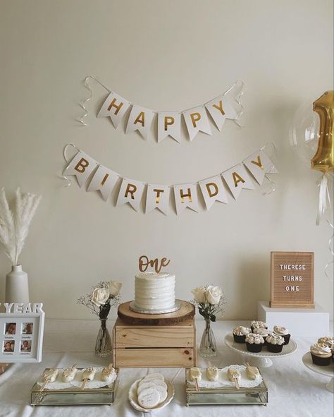 Cute Stylish Bithday Banner First Birthday Desert Table, 1st Birthday Gender Neutral, Simple Table Birthday Decorations, 1st Birthday Cake Table Ideas, Dessert Table First Birthday, One Year Birthday Table Decoration, Minimalist Birthday Decor Simple At Home, Neutral One Year Birthday, First Birthday Centerpiece Ideas