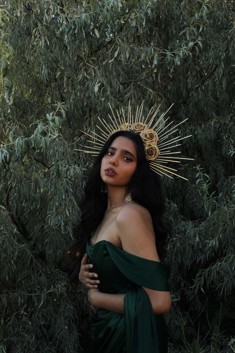 Goddess Themed Photoshoot, Goddess Model Photography, Crown Poses Photoshoot, Jungle Goddess Photoshoot, Celestial Goddess Photoshoot, Greek Photoshoot Goddesses, Ethereal Birthday Photoshoot, Nature Goddess Photoshoot Ideas, Green Goddess Photoshoot