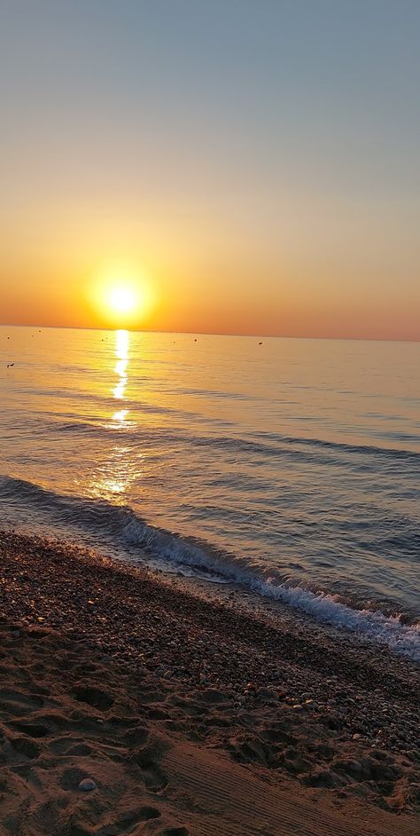 Photo Tips, Sunrise Photography, Street Styles, Sunrise Sea Aesthetic, Sunrise Over Water, Italy Sea, At The Sea, Beautiful Sunrise, Some Pictures