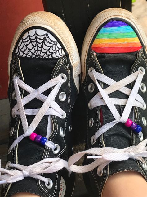 Sharpie On Converse, Converse Shoes Drawing Ideas, Drawing On Converse, Decorated Converse, Converse Drawing, Converse Ideas, Converse Diy, Doodle Shoes, Diy Converse