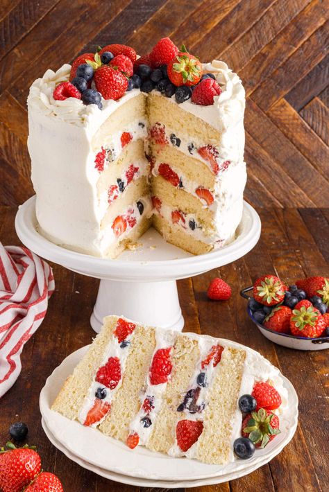 Chantilly Cake Recipe, Chantilly Cake, Fruit Birthday Cake, Bakery Cupcakes, Whipped Cream Cakes, Fresh Fruit Cake, Cake Light, Strawberry Cream Cakes, Moist Vanilla Cake