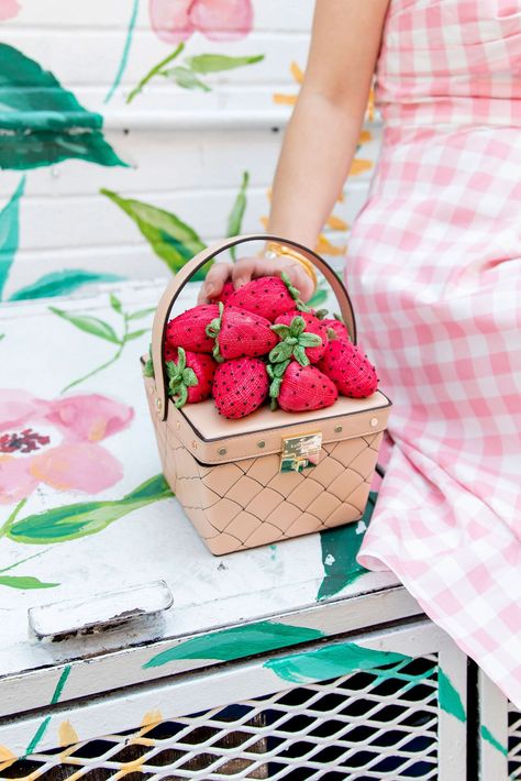 Kate Spade Strawberry Basket Novelty Ba #kate Spade Strawberry Basket Novelty Bag Patchwork, Fossil Purses, Kate Spade Strawberry, Strawberry Basket, Floral Mural, Novelty Handbags, Kate Middleton Hair, Novelty Purses, Lake Style