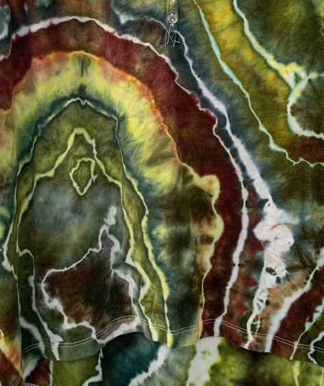 Geode Tie Dye Technique (Ice Dyed) - FiberArtsy.com Upcycling, Ice Tye Dye, Tie Dye Techniques Pattern, Cool Tie Dye Designs, Easy Diy Tie Dye, Cool Tie Dye Patterns, Tie Die Patterns, Tie Dye Blanket, Geode Tie Dye