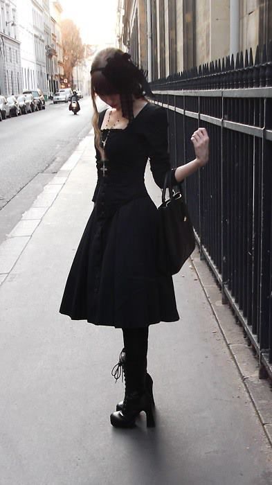 simple and daily-use-suitable dark-fashioned outfit - beautiful <3 Rocker Chic, Gothic Fashion Victorian, Scene Girl, Estilo Rock, Victorian Goth, Kleidung Diy, Rock Punk, Rock Chic