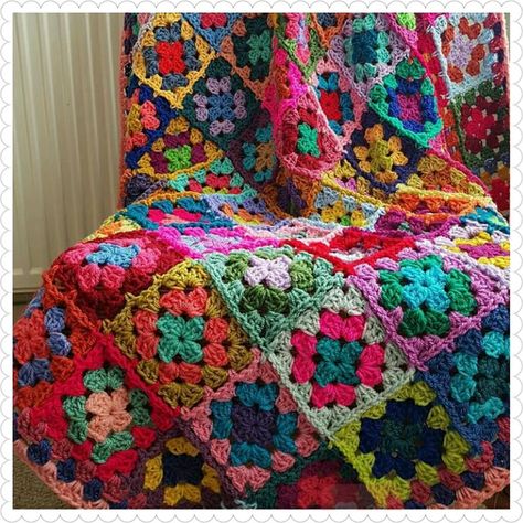 What to do when the crochet blanket tapers at the top crochet, crochet patterns, crochet patterns free, crochet hair styles, crochet projects, crochet blanket, crochet projects easy, #häkeln #haken #crochetpatterns #knittingpatterns #crochet Crochet Afghan Blanket, Sunburst Granny Square, Crochet Granny Square Blanket, Fun Fair, Rainbow Crochet, Granny Square Blanket, Square Blanket, Crochet Square Patterns, Granny Squares Pattern