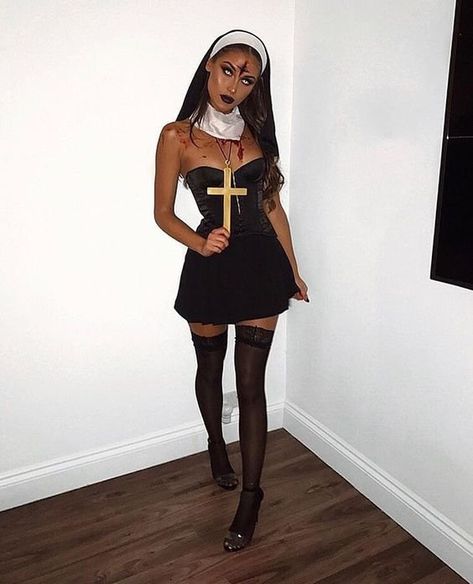 Black Dress Halloween Costume Ideas, Black Dress Halloween, Dress Halloween Costume Ideas, Disfarces Halloween, Black Dress Halloween Costume, Nun Halloween Costume, Stylish Halloween Costumes, Nun Halloween, Halloween Costumes Women Creative