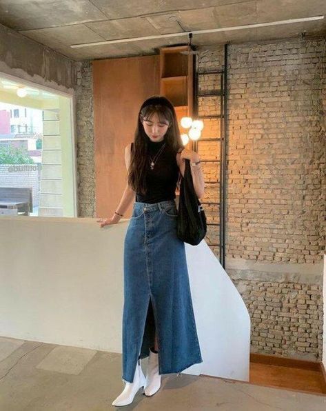 Airport Skirt Outfit, Humid Weather Outfit Rainy Days, Long Jean Skirt Outfits Aesthetic, Lewkin Outfit, Graduation Attendee Outfit, Denim Dress Korean, 30 Degree Weather Outfit, Denim Skirt Outfit Spring, 90s Spring Fashion