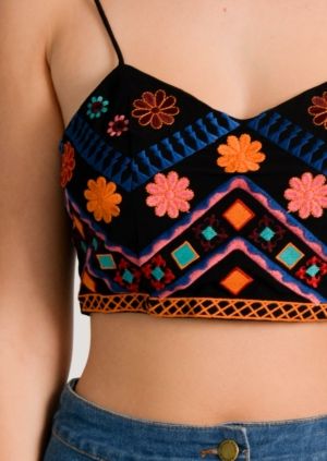 Kelly Embroidered Crop Top Couture, Crop Top Embroidery Designs, Embroidery Crop Top, Fancy Crop Top, Unique Crop Tops, Embroidered Tops, Look Boho Chic, Embroidered Crop Top, Stylish Crop Top