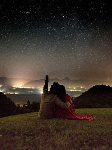 8 Cute Date Ideas To Try This Summer On A Budget - Society19 UK Travel Together Aesthetic, Date Night Star Gazing, Watching The Stars Together, Watching The Stars Date, Star Gazing Date Ideas, Star Gazing Date Aesthetic, Star Watching Date, Baking Dates Couple, Watching Stars Couple