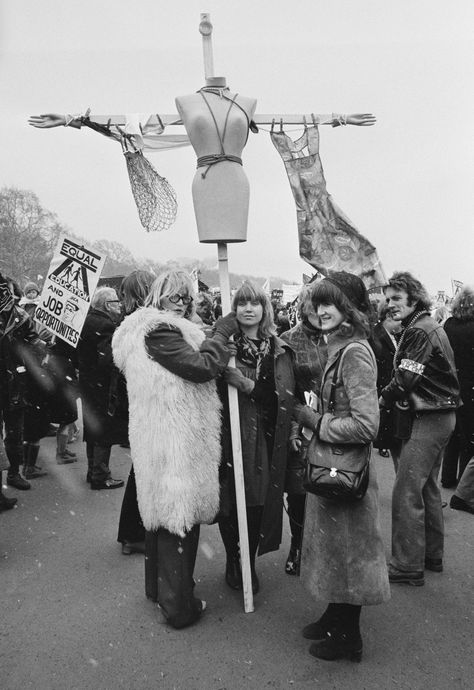 Women's Liberation Movement march, 1971 – in pictures Womens Liberation Movement, Womens Protest 70s, Women Throughout History, Womens Rights Movement, Rad Fem, Jane Bown, Liberated Woman, Womens Protest, Historic Women