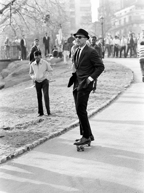 A Man In A Suit And Sunglasses Rides A Skateboard Down A Hill Path In Central Park, New York - 1965. Giza, Pahlawan Marvel, Robert Redford, James Brown, Harrison Ford, Foto Vintage, Foto Art, Clint Eastwood, Foto Inspiration