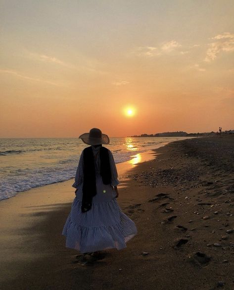 Seaside Photoshoot, Beach Hijab, Creative Beach Pictures, Beach Outfits Women Vacation, Stylish Outfits Casual, Photo Hijab, Modele Hijab, Summer Poses, Angel Warrior