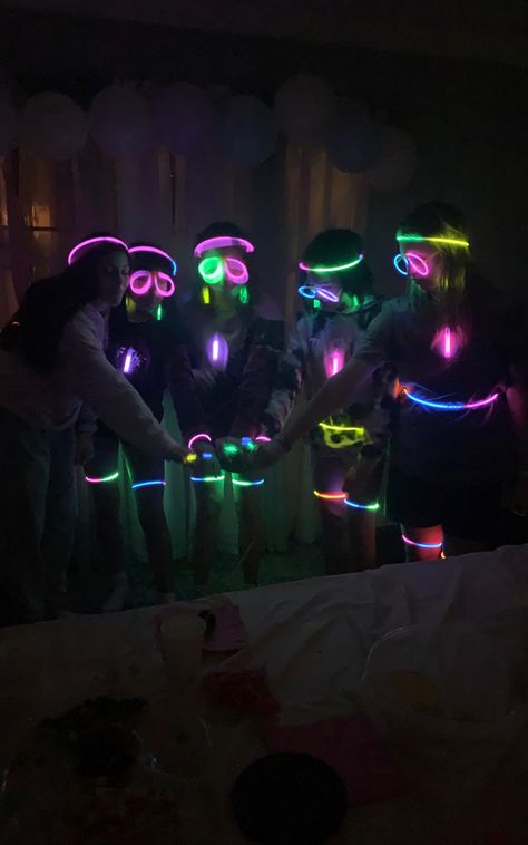 Glowstick Party Aesthetic, Neon Camping Party, Year End Party Theme, Glowsticks Party, Glowstick Ideas, Party Tips And Tricks, Sweet 16 Party Themes, 15th Birthday Party Ideas, Neon Birthday Party