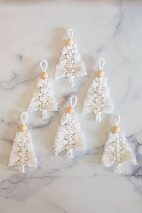 Small Macrame Christmas Tree, Christmas Macrame Decorations, Easy Macrame Christmas Decorations, Easy Christmas Macrame Ideas, Easy Macrame Christmas Ornaments, Macrame Christmas Ornaments Tutorials, Macrame Xmas Decorations, Macrame Christmas Decorations Tutorial, Easy Macrame Ornaments