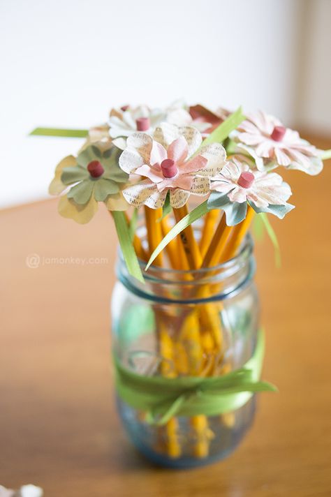 Pencil Flowers – Teachers Gifts Project Pinterest #backtoschool #teachersgifts Diy Cadeau Maitresse, Pencil Flowers, Creative Teachers Gifts, Crafts Love, Diy Girlande, Cute Teacher Gifts, Flower Pens, Creative Diy Gifts, Best Teacher Gifts