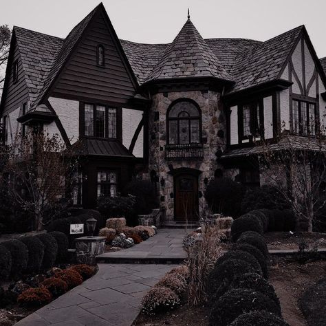 Dark Academia Houses, Dark Academia House Exterior, Dark Academia Mansion, Cottage House Aesthetic, Dark Academia House, Aesthetic House Exterior, Academia House, Dark Academia Home, Mansion Aesthetic