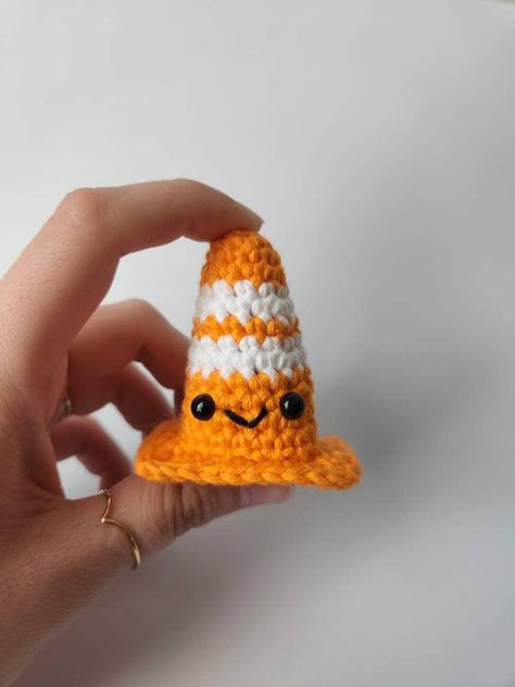 Crochet Traffic Cone, Traffic Cone, Keychain Crochet, Easy Crochet Animals, Mode Crochet, Crochet Design Pattern, Kawaii Crochet, Beginner Crochet Projects, Quick Crochet