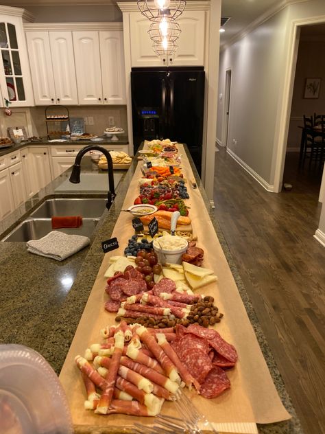 Essen, Island Charcuterie Board Ideas, Charcuterie Board On Parchment Paper, Charcuterie Board Island Ideas, Charcuterie Island Ideas, Charcuterie On Parchment Paper, Costco Grazing Board, Charcuterie Board Parchment Paper, Large Charcuterie Board On Island