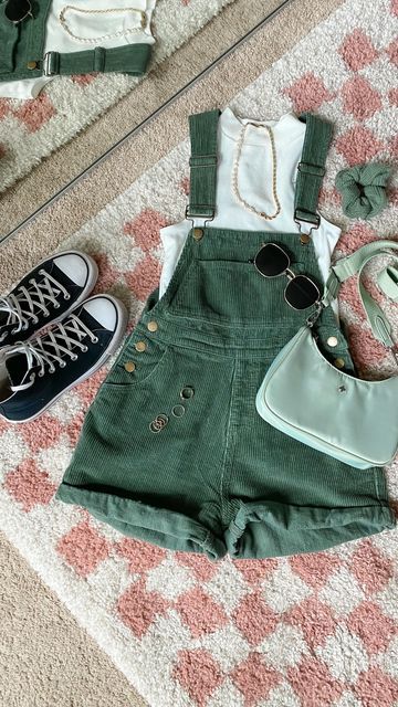 Cute Outfit Overalls, Cute Outfits Inspo Summer, New Outfits Ideas, Cloth Overalls Outfit Summer, Cute Short Overalls, Cute Casual Shorts Outfits, Things To Wear To The Fair, Green Overall Shorts Outfit, Green Overalls Outfits Shorts