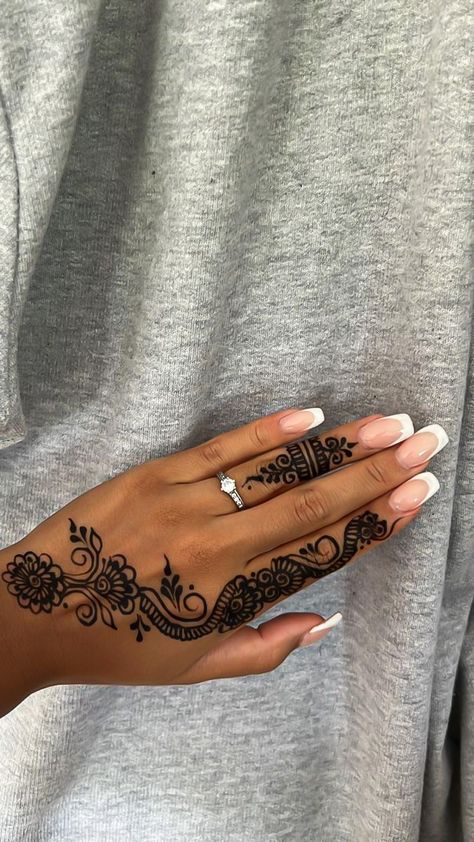 French Tip Nails With Henna Design, Henna Designs Black Women Simple, Henna Right Hand, Prom Henna Designs, Henna With Initials, Henna For Prom, Henna And Nails, Modele Henne Main Simple, Modele Henna Simple