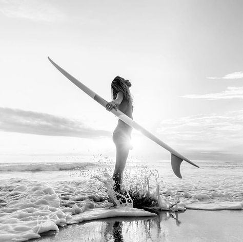 Tumblr, Sun Black And White, Beach Fashion Shoot, Retro Photoshoot, Female Surfers, Water Surfing, Surfing Photos, Surfing Pictures, Surf Lifestyle