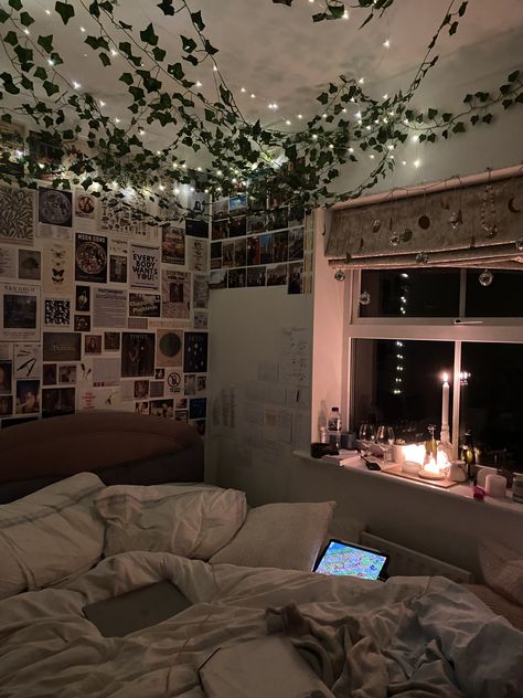 Bedroom Layouts With Windows, Aesthetic Window Seat Ideas, Room Ideas Whole Room, Room Ideas Aesthetic For 2 People, Bedroom Ideas For Nerds, Collage Room Ideas Dorm, Good Colors For Bedrooms, Vines On Celling Aesthetic, Bedroom Ideas For Small Rooms Cozy Comfy