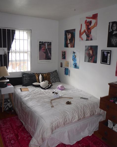 #y2k #bedroom #aesthetic #bammargera #him #cashrina Clean Y2k Room, Y2k Bedding, Bed Y2k, Bedroom Aesthetic Y2k, Y2k Bedroom Aesthetic, Bedroom Y2k, White Leather Bed, Y2k Bedroom, Y2k Room