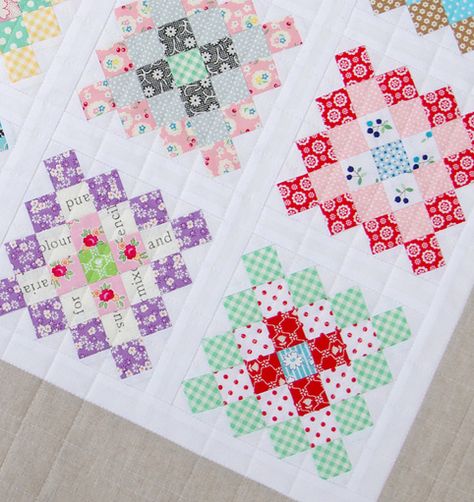 Red Pepper Quilts: A Great Granny Square Quilt Patchwork, Hand Pieced Quilts, Granny Square Quilt, Sunburst Granny Square, Red Pepper Quilts, Granny Square Haken, Baby Patchwork Quilt, Border Fabric, Floral Fabrics