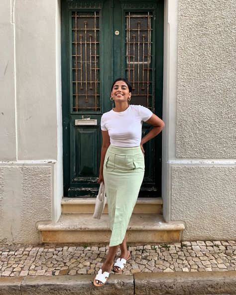 Cartagena, Santa Tecla, How To Hide Face In Pictures, How To Pose In Front Of Buildings, Photo Poses In Jumpsuit, Standing Pose In Dress, Door Poses Photography, Outfit Poses Photo Ideas Standing, Poses In Front Of Door