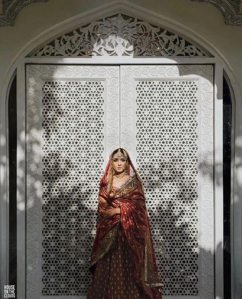 Algarve, Indian Bride Editorial, Aesthetic Bride Pictures, Indian Wedding Photo Poses, Desi Wedding Shoot, Desi Bridal Photoshoot, Indian Bridal Photo Poses, Editorial Indian Wedding Photography, Mughal Photoshoot