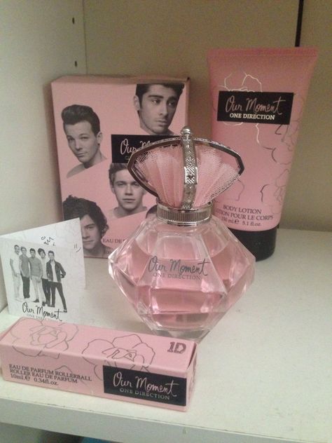 Day 9: our moment fragrance i got for xmas!!:) One Direction Perfume, One Direction Aesthetic, Four One Direction, One Direction Merch, 2010s Nostalgia, One Direction Photos, Mr Style, I Love One Direction, Wish You Are Here