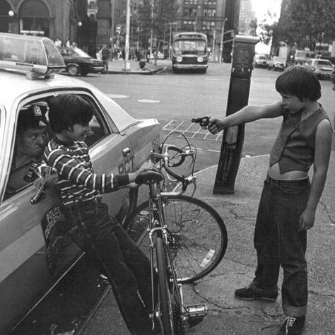 ‘I Am A Camera’: Jill Freedman’s Street Photography La Haine Film, Cultura Punk, Street Photography Urban, Circus Performers, Conceptual Photography, Documentary Photographers, Bnw Photography, American Life, Foto Art