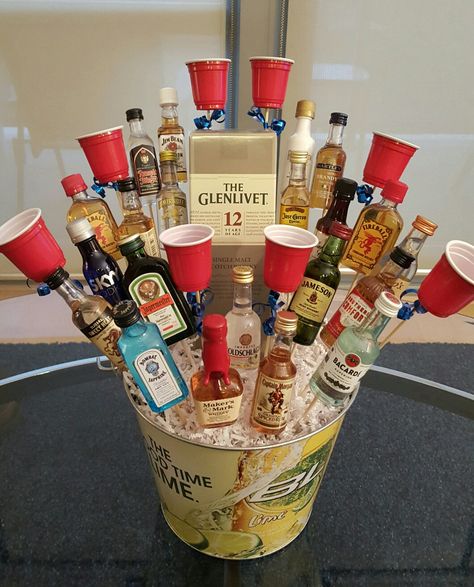 The liquor bouquet we made for a 21st birthday present! Alcohol Bouquet, Alcohol Gift Baskets, Liquor Gift Baskets, Liquor Bouquet, Man Bouquet, 21st Birthday Presents, Liquor Gifts, 21st Bday Ideas, Gifts Baskets