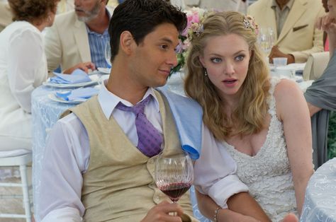 The Big Wedding (2013): Ben Barnes as Alejandro Griffin and Amanda Seyfried as Melissa "Missy" O'Connor. (click thru for high res) Mamma Mia Wedding Hair, The Big Wedding, Moda Medieval, Anne White, Daemon Targaryen, Stealing Beauty, Basic Girl, Wedding Movies, Wedding Hairstyles Half Up Half Down