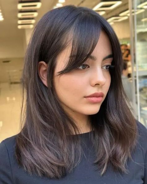 Cute Summer Haircuts: 25 Ideas for Women in Their 30s and 40s - Short to Long Hair Trends Medium Length Hair With Layers With Curtain Bangs, Half Up Half Down Curtain Bangs, Round Face Short Hair, Zicxa Photos, 2024 Makeup, Haircut Bangs, Timeless Hairstyles, Trends Hairstyles, Long Shiny Hair