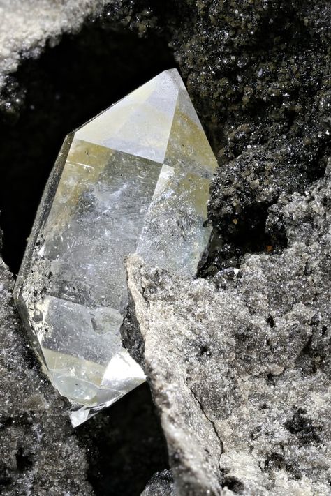 What is a Herkimer Diamond? Everything You Need to Know Diamond Crystal Aesthetic, Herkimer Diamond Meaning, Raw Diamond Stone, Garden Rocks Ideas, Diamonds Aesthetic, Diamond Mineral, Diamond Aesthetic, Diamond Mining, Planet Video