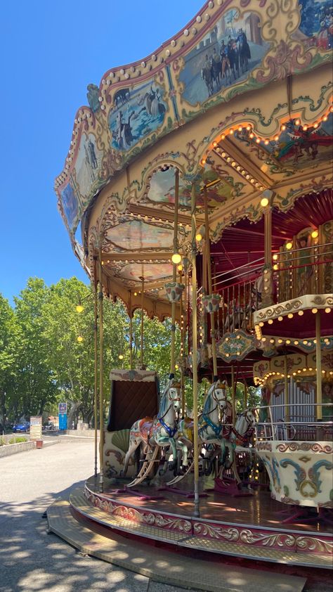 Bonito, Central Park Carousel, Childhood Vibes Aesthetic, Themepark Aesthetic, Cane Brothers, Theme Park Aesthetic, Carousel Aesthetic, Fair Aesthetic, Vintage Friends