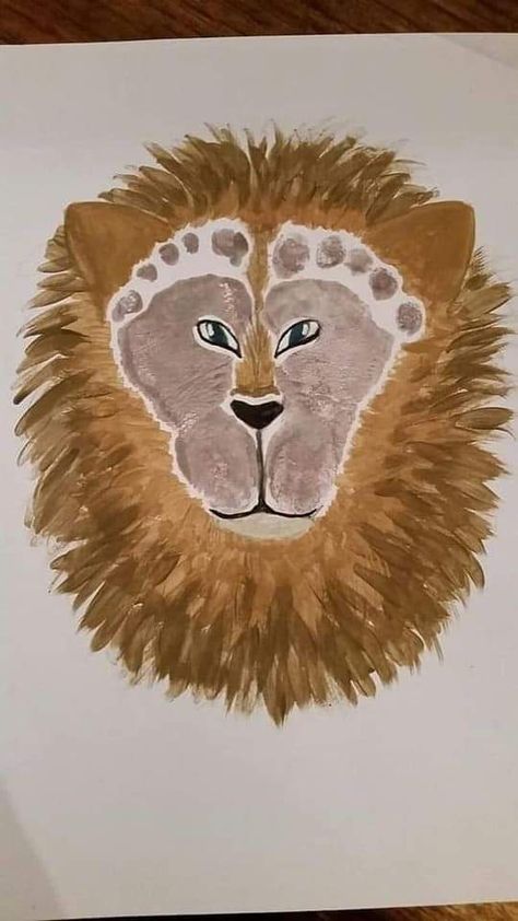 Footprint Lion Footprint Art, Halloween Decorations For Kids, Footprint Crafts, Halloween Crafts For Toddlers, Manualidades Halloween, Bear Crafts, Easy Art Projects, Handprint Crafts, Cool Art Projects