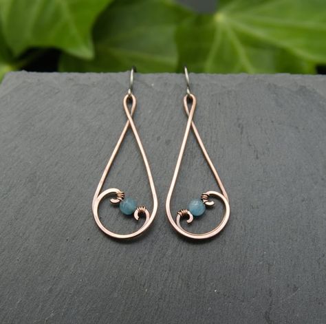 Hammered Copper Teardrop Swirl Earrings with Pa... - Folksy Handmade Earring Designs, Diy Copper Earrings Handmade Jewelry, Earrings Wire Handmade, Handmade Drop Earrings, Copper Wire Wrapping, Wire Jewellery Earrings, Boho Wire Jewelry, Earring Wires Tutorial, Copper Wire Earrings Handmade