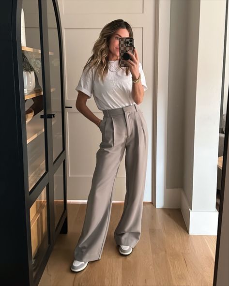 Work Outfits Women Trousers, Formal Casual Outfits Women Dress, Converse Business Outfit, Womens Business Casual With Jeans, Sports Business Casual Women, Business Casual Maxi Dress, Work Pants With Sneakers, Sneaker Business Casual Women, Slacks With Sneakers Women