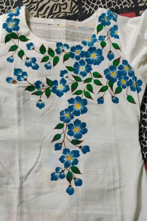 Patchwork, Acrylic Painting On Kurti, Hand Painted Fabric Blouse, Painting Ideas Suit, Fabric Paint Shirt Ideas Design, Kurta Painting Design, Suits Painting Design, Hand Painting Suits Designs, Alpona Design Colourful