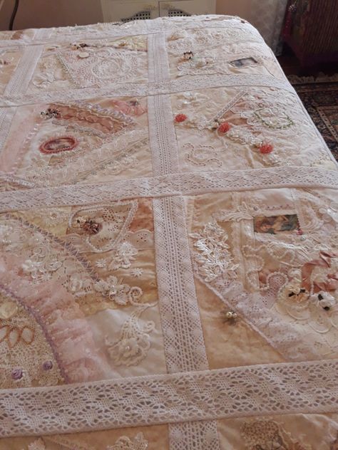 Creamy Lace Crazy Quilt – HOUSE TROPICAL Patchwork, Tela, Using Lace In Quilts, Vintage Lace Quilt Ideas, Quilt With Lace, Lace Quilts Ideas, Quilts With Lace, Crazy Quilts Ideas, Lace Crafts Ideas