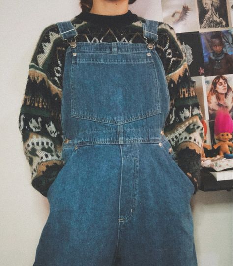 Hobo Clothes Aesthetic, Overalls Masc Outfit, Vintage Outfit Aesthetic Woman, Sweaters And Overalls Outfits, Denim Vintage Outfit, Hippy Overalls Outfit, Denim Overalls Aesthetic, Overalls And Jacket, Hoodie Under Overalls