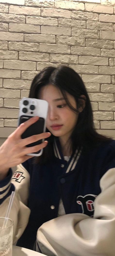 kim minji lockscreen/wallpaper icon Kim Minji New Jeans Wallpaper, Minji Wallpaper Lockscreen, Kim Minji Wallpaper, Minji Lockscreen, Kim Minju Wallpaper, Minji Wallpapers, Minji Kpop, Minju Kim, Min Ji