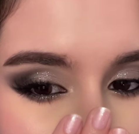 light smokey Couture, Sparkly Eyeshadow Tutorial, Makeup For Parties, Glittery Eye Makeup Tutorial, Prom Makeup Silver, Glitter Eye Makeup Tutorial, Glitter Eyeshadow Tutorial, Silver Eyeshadow Looks, Black And Silver Eye Makeup