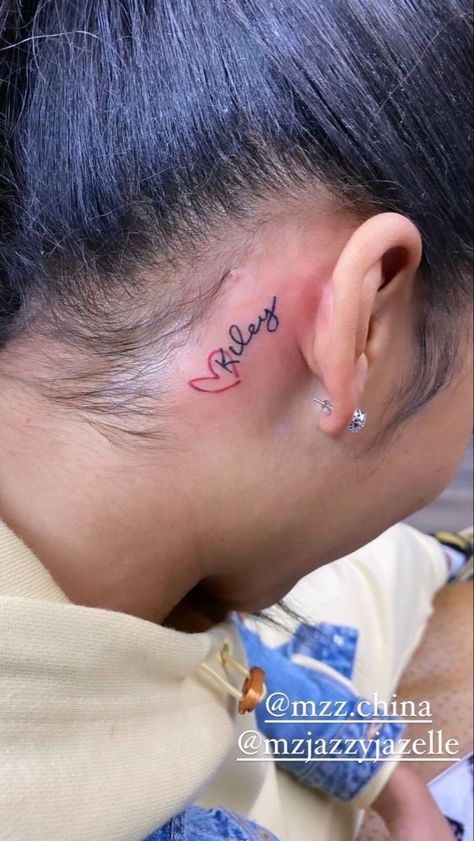 Name Tattoos Behind Ear Tat, Places To Get Boyfriend Name Tatted, Face Name Tattoos For Women, Pretty Soul Tattoo, Bf Name Tattoo Ideas, Cute Name Tattoos, Thigh Tattoo Women, Tattoo Ideas Female Finger, Name Tattoos On Neck